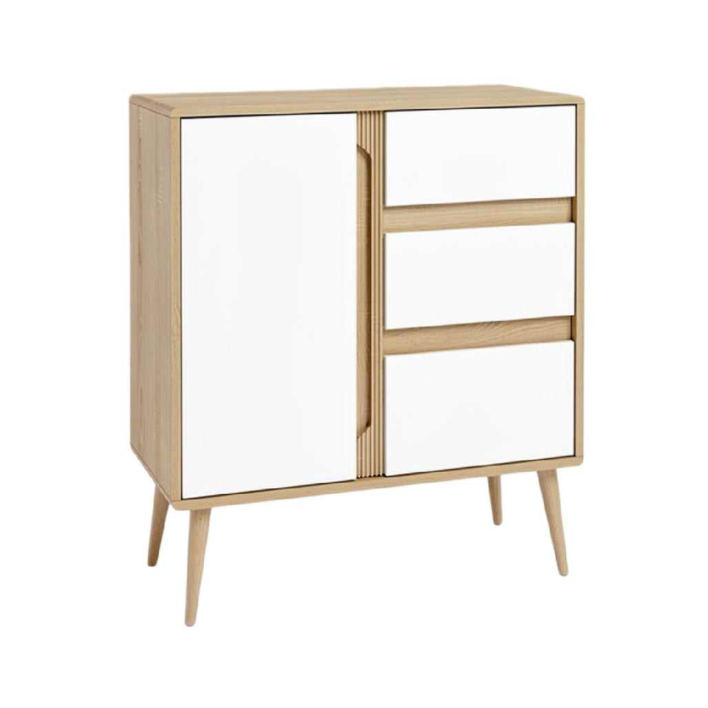 Moderne kast met witte deuren en houten poten