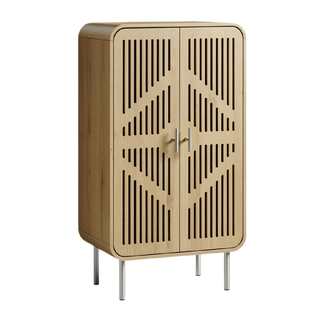 Moderne houten kast met geperforeerde deuren