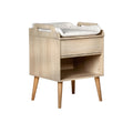 Houten commode met lades en een verschoningsmatras