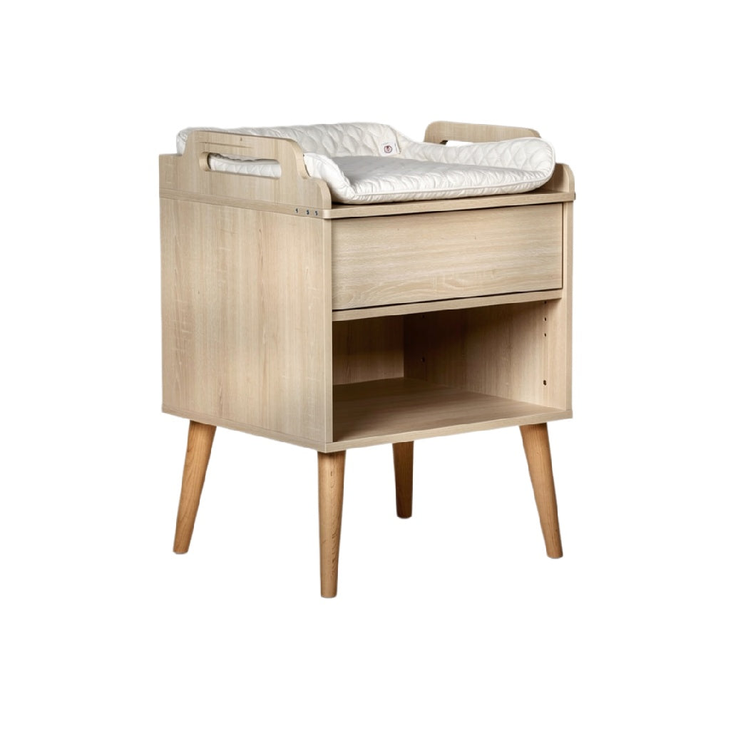 Houten commode met lades en een verschoningsmatras